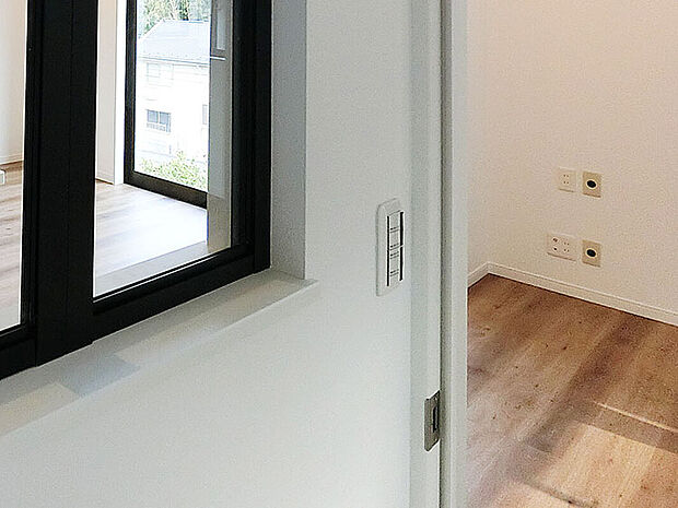 【コンセントの位置を変更（施工事例）】家族それぞれの暮らし方に合わせた住まいを実現！コンセントの位置を変更できるから、家具の配置や家電の使い方に合わせて最適なレイアウトが可能。快適でストレスフリーな生活をサポートします。