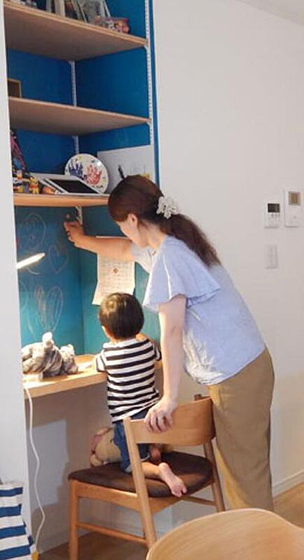【◆スタディーコーナー（有償）◆】キッチン横などに設置可能。家事をしながらお子様の様子が見えるので安心。壁は“黒板クロス”の採用でメモ書き落書き自由。親子で一緒に楽しめるスタディースペースです。