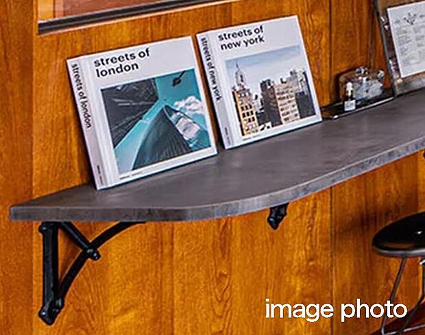 【サッと座って食事ができるキッチンカウンター】家族の時間をぐっと身近にする便利なスペース。