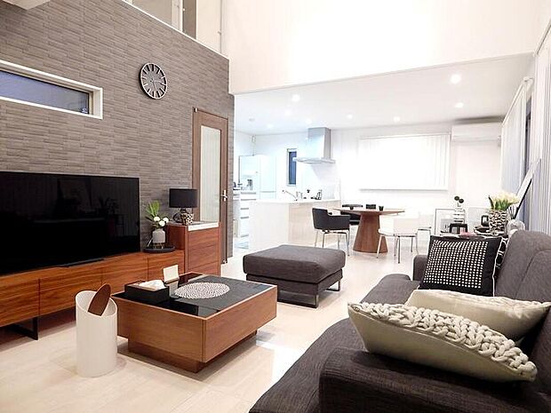 【建具を自由に選べるだけでなく、コンセントの位置変更も可能。】クロスやフローリング、建具を自由に選べるだけでなく、コンセントの位置変更も可能。折り上げ天井や梁あらわしなどのデザインアレンジを加えることで、より開放的な空間へと仕上げることもできます。細部までこだわ