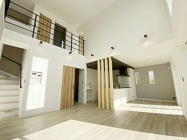 【施工事例】家族の存在を感じられる吹抜けリビングイン。
天井が高いため、光が豊富に入り込み、部屋全体が明るく感じられます。