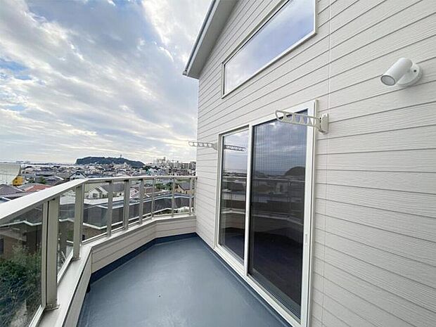 【広がる空、 もっと楽しむバルコニー】開放感あふれるワイドバルコニーで、くつろぎの時間をさらに充実。家族や友人と過ごす憩いの場として、暮らしに彩りと特別なひとときをプラスできます。