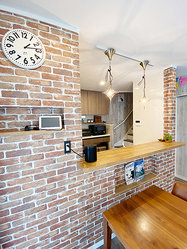 【内観施工事例】広々とした作業スペースで、料理がスムーズに進むだけでなく、美しいデザインがキッチンに華を添えます。