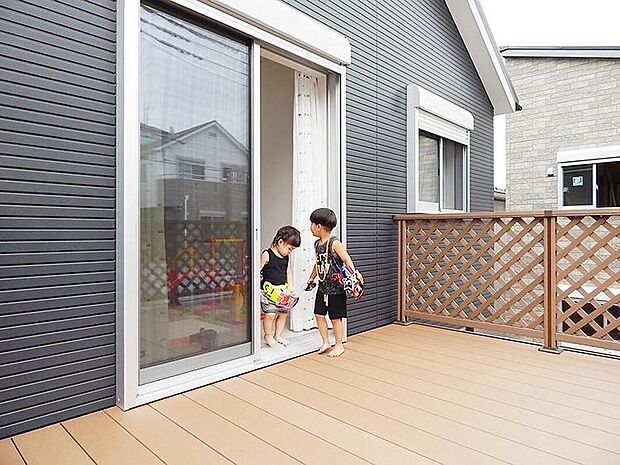 【◆おうち時間をもっと楽しく♪多彩に使えるウッドデッキ&外構オ】お家遊びが充実♪お子様の水遊びやBBQなど様々な使い方で楽しめるウッドデッキも設置可能です。ウッドデッキの他にもサンルームやカーポート施工などもご相談可能です。