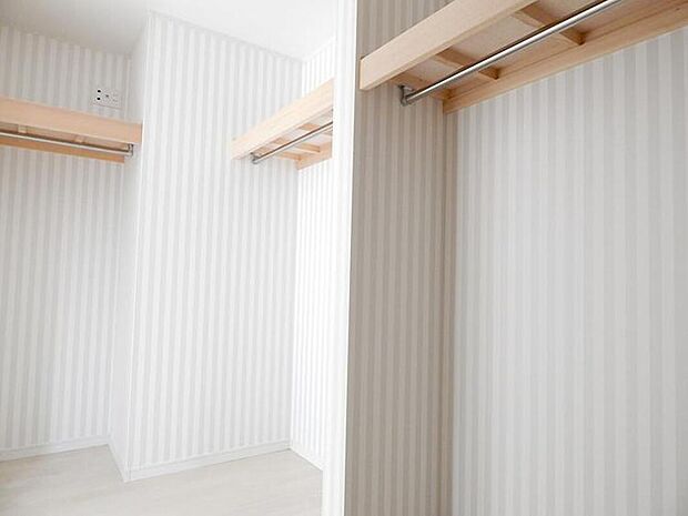 【大容量クローゼットで洋服や季節用品をすっきり収納】大容量クローゼットで洋服や季節用品をすっきり収納。Wウォークインやファミリークローゼットなどで収納力をアップし、ライフスタイルに合わせたカスタマイズも可能。