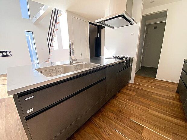 【2メーカーから選択可能】リクシルとタカラスタンダードの2メーカーから選択可能。IHや食洗機付き、フルフラットなど多彩なプランに加え、カラーや高さも自由に調整。理想のキッチンを選んで、毎日の料理をもっと楽しく快適に。