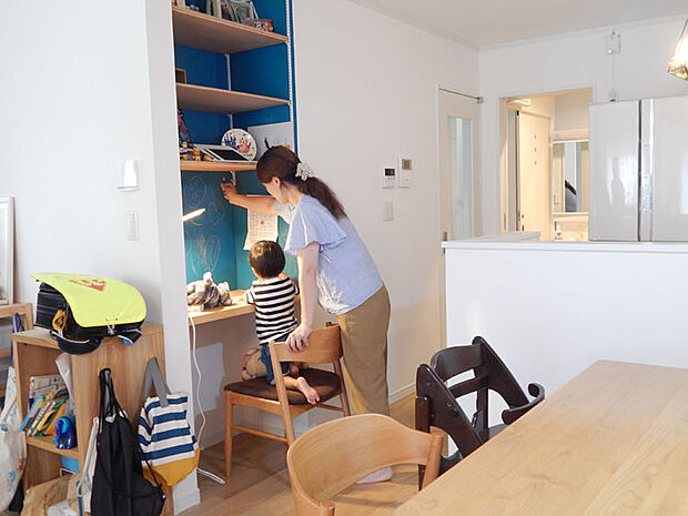 【施工事例】キッチン横のスタディスペースは、家事をしながらお子様の様子が見えるので安心です。壁は“黒板仕様”の採用で落書き自由。親子で一緒に楽しめるスタディスペースです。