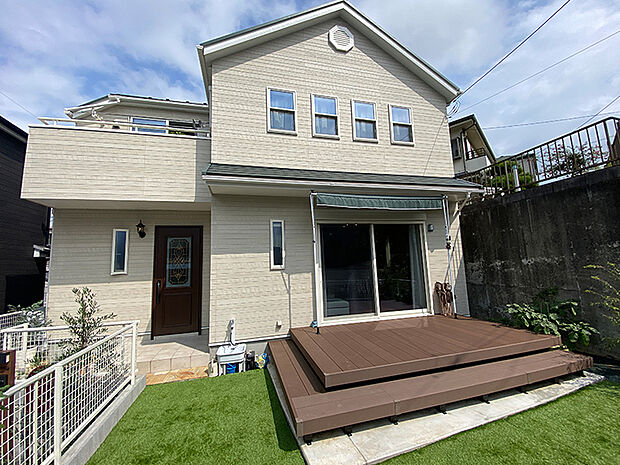 【セミオーダー住宅施工事例】単色で統一した外観は、洗練された美しさと上質な雰囲気を演出。直線的なフォルムと美しいガラス面がスタイリッシュな印象を与えます。一方、複数の色を組み合わせることで、個性的で魅力的なデザインも実現可能。