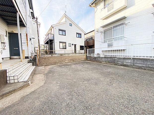 【接道する道路は約4.7mの公道。】交通量も少なく、落ち着いた街並みが広がります。