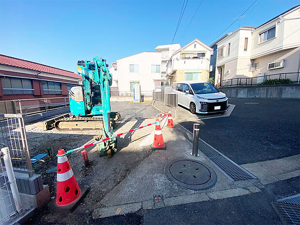 【南側に開けた、 陽光あふれるゆとりの敷地】現地の南側には隣接する住宅のカースペースが広がり、
遮るものが少ないため、明るい陽光がたっぷりと降り注ぎます。
また、接道する道路は通り抜けができないため車の往来もなく、
静かで穏やかな住環境が保たれ