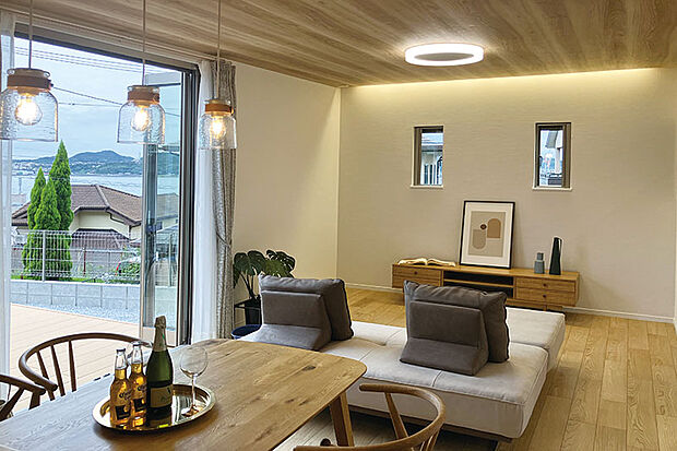 リビングからはウッドデッキへ。