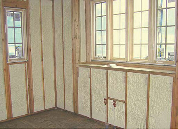 【断熱材】ウレタンフォームは構造材（柱・土台）に発泡接着するため、冷気の侵入が無く、温度差が小さくなります。また、結露を防止し、長期にわたりはがれたり隙間ができることもありません。