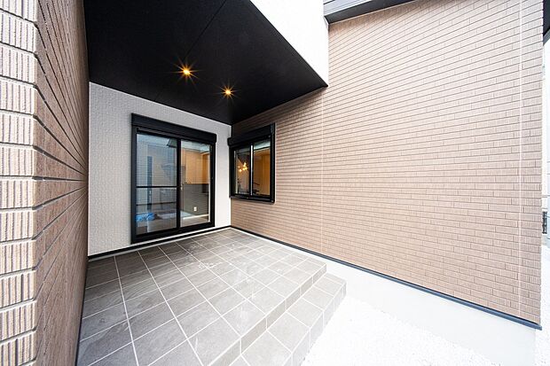 【６号地中庭テラス】リビングからそのまま外に出ることができ、趣味に家事に便利な屋根付きのテラスです。