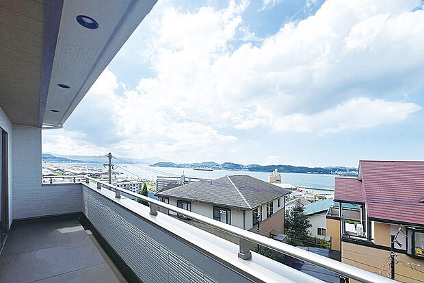 【海峡を望むプライベートバルコニー。】主寝室から開放されたプライベートバルコニーは青い海、紺碧の空、海峡を行き交う船など、季節ごとに表情を変える風景を日々愉しむことができます。