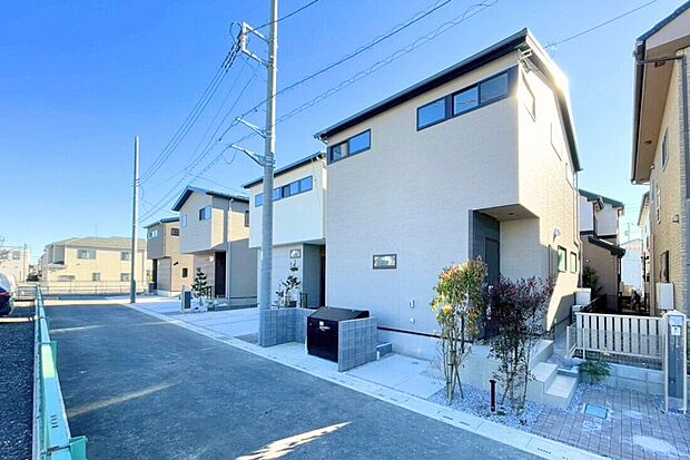 【家族の暮らしを心地よさで満たす邸】
125m2以上のゆとりある敷地面積と、プライベートガーデンのある邸。それぞれの家族が豊かなライフスタイルを描ける街を創り出しました。※現地街並み(2026年1月撮影