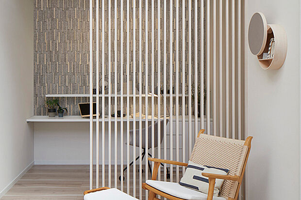 【空間にアクセントを添える美しい縦のライン】
空間のアクセントにもなるインテリア格子をリビングダイニングにデザインしました。※号棟により採用状況が異なります。※写真はイメージです。