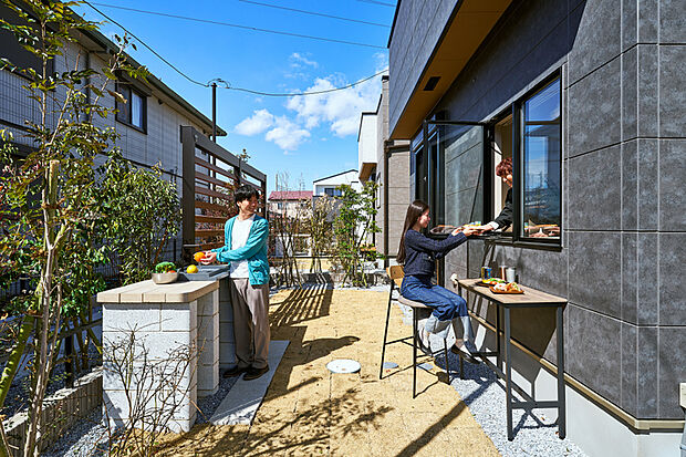 【【アウトドアを愉しみ尽くせる住まい】】ガーデニングやプール遊びなど、自宅にいながら365日存分にアウトドアを満喫できます。※号棟により採用状況が異なります。※現地街並み(2025年3月撮影)