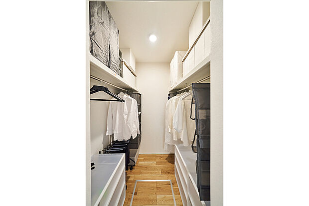 【【ウォークインクロゼット】】服やカバンはもちろん、スーツケース等様々な収納が可能。衣類をかけて収納することができるため、お気に入りの洋服がシワになりづらく安心です。※Image