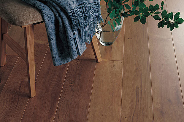 【【ポラスオリジナルアンビエントフロア(2階)】】木の味わいや質感を再現した温もりあふれるフローリング。耐久性などの性能に加え、抗ウイルス・抗菌加工を施しています。※写真はイメージです。