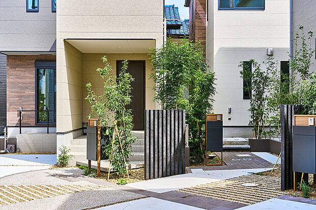 【【植栽の緑が映える外観デザイン】】モノトーンの色彩とシンプルなフォルムが、植栽と調和する外観デザイン。各邸の入口を緑が彩る美しい街並みを創出します。※現地街並み(2025年9月撮影)