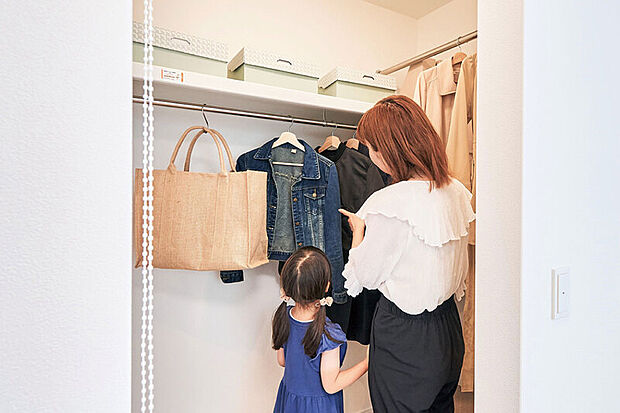 【【ウォークインクロゼット】】衣類だけでなくシーズンオフの布団や小物をたっぷりしまえる大容量の収納スペースです。※号棟により採用状況が異なります。※写真はイメージです。
