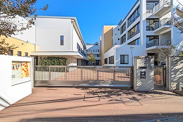 大泉東小学校（現地より徒歩16分）