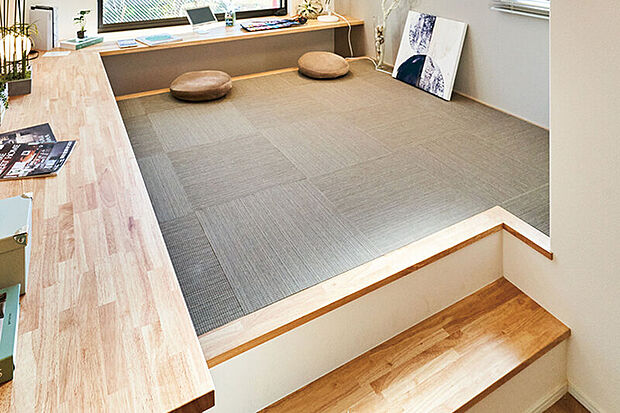 【【スキップ】】小上がりのスキップは、子どもの遊び場にも安心なテキスタイルフロア。ラクな姿勢で使える堀込ロングカウンター付のスタディスペースを確保しています。※写真はイメージです。