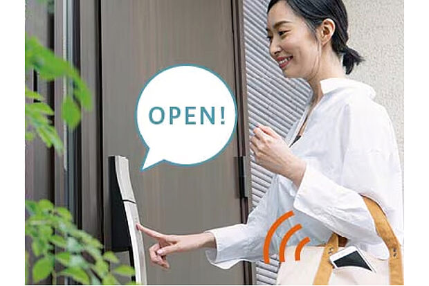 【【LIXIL/FamiLock(ファミロック)】】安全・安心・便利で心地よい暮らしを実現する玄関キー。スマホやリモコン、タグキーなど、一人ひとりが鍵のタイプを選べます。※写真はイメージです。