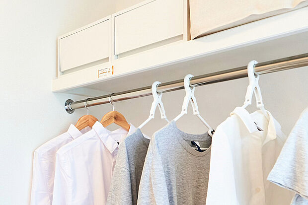 【【WIC】】家族の衣類をまとめて収納できるだけでなく、スーツケースなどの嵩張る物もしまえます。収納家具を置く必要がなく室内が有効に使えます。※号棟により採用状況が異なります。※写真はイメージです。