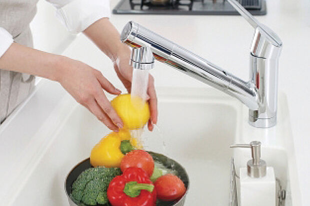 【【蛇口一体型浄水器】】“飲む・洗う・調理”のあらゆるシーンに対応し、いつでも安心でおいしい水が味わえる蛇口一体型浄水器です。ワンプッシュで浄水・原水の切替ができます。※写真はイメージです。