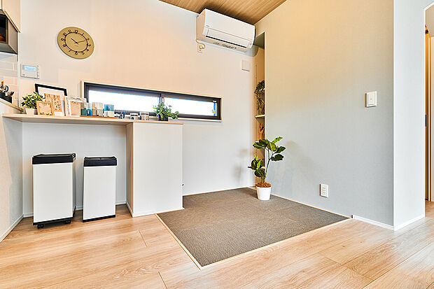 【【フラットマルチ】】リビング・ダイニングとつながる開放的な一体空間でありながら、化粧床材を用いてエリア分けをしたサロンのような雰囲気のフラットマルチ。LDKにいるご家族と程良い距離を保ちながら自分の時間が過ごせます。※号