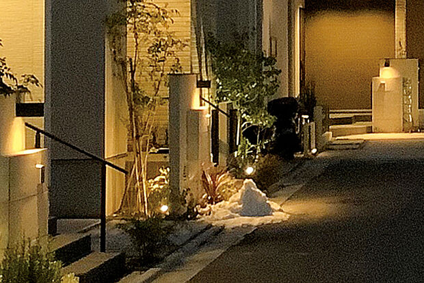 【【灯かりのいえなみ協定(R)】】日が暮れると各邸の門灯などが自動点灯。帰宅時に優しい光が迎えるとともに、夜間の安全性を高める効果も期待できます。※画像はイメージです。