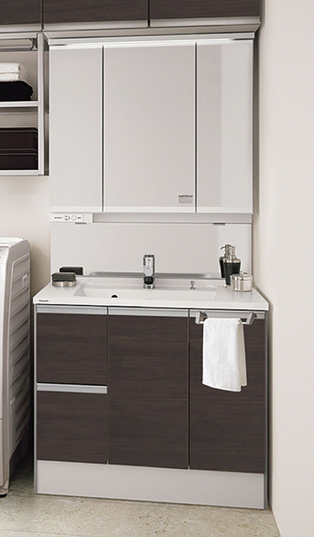 【【洗面化粧台/Panasonic C-Line】】LED付照明付三面鏡や継ぎ目がなくお手入れしやすいスタイリッシュカウンター、湯水のムダを防ぐ水栓のエコカチットなど嬉しい機能を搭載しています。※写真はイメージです。