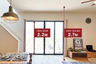 【【2.7m天井高+2.2mハイサッシ】】LDの天井高はポラスグループ標準の2.7m(一般住宅の標準2.4m)。サッシも高さ2.2mあり、温かな陽光が居室に注ぎ込みます。※写真はイメージです。
