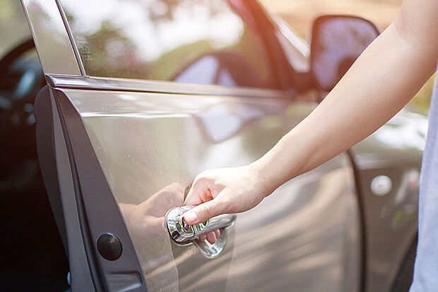 【【カースペース2台分】】いつも使う車のカースペースにプラスして、セカンドカーなど、用途に合わせて使える2台目のカースペースを確保しています。※号棟により2台目のカースペースは軽自動車対応となります。※写真はイメージです。