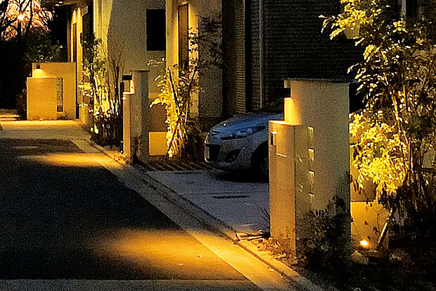 【【灯かりのいえなみ協定(R)】】暗くなるとLEDの外部照明が自動点灯し、夜の街並みを美しく浮かび上がらせます。防犯性を高め、家族の安心にも繋がる工夫です。※写真はイメージです。