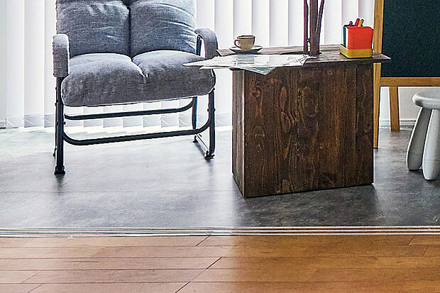 【【フラットマルチ】】リビングとフラットに繋がる空間は、間仕切りを設けることで個室としても利用可能。雰囲気のあるタイル調と合わせたインテリアを配置したり、本棚を置いて書斎などとしても楽しめる空間です。※号棟により採用状況が