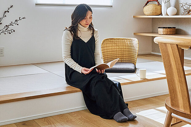 【【タタミコーナー】】ゆったりと寛げるおもてなしの空間やホビースペースなど多目的に使えるタタミコーナー。天井の木目調アクセントクロスが空間にデザイン性をプラスします。※号棟により採用状況が異なります。※写真はイメージです。