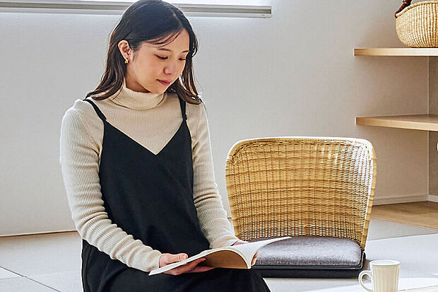 【【タタミコーナー】】足を伸ばして寛いだり、子どものお昼寝にも安心な畳敷きの空間。リビングとの段差に腰掛けて読書を楽しむこともできます。※号棟により採用状況が異なります。※写真はイメージです。