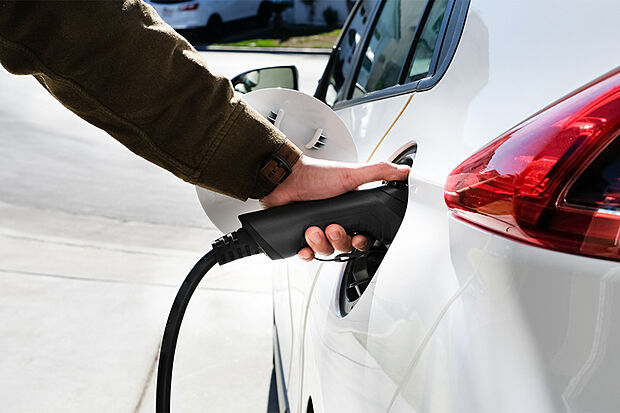 【【電気自動車用(EV)コンセント】】電気自動車の充電に使用できるコンセントをカースペースに設けました。充電スタンドに行く手間や順番待ちがなくなるため、時間を有効に活用できます。※写真はイメージです。