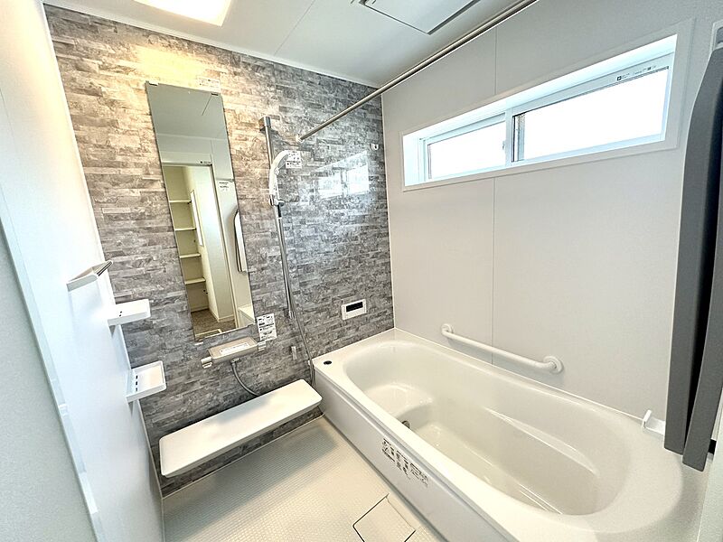 【1号棟　浴室】
一部の壁が大理石調になっているため、ホテルのようなおしゃれな雰囲気の中で優雅に過ごせそうですね♪
