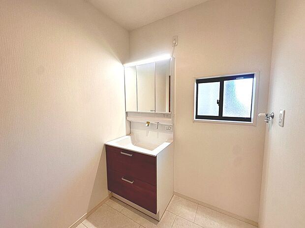 【4号棟 洗面脱衣所】
清潔感のある洗面脱衣所です。
洗面台はスライド収納なので、奥にしまったものもとりやすくなっています!