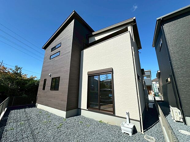 【4号棟　外観写真】敷地面積58坪超のゆとりある土地で、ガーデニングや趣味のスペースが確保できます！全居室収納付きで、季節の物もすっきりと片付きますよ♪