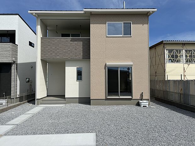 【4号棟 外観】
白とグレーを基調としたシンプルでモダンな住宅