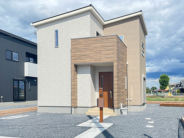 【3号棟　現地外観写真】
敷地面積：327.19m2（98.97坪）
建物面積：104.33m2（31.49坪）
内覧予約受付中です！