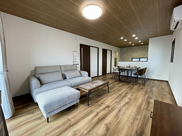 【1号棟 家具付モデル LDK】