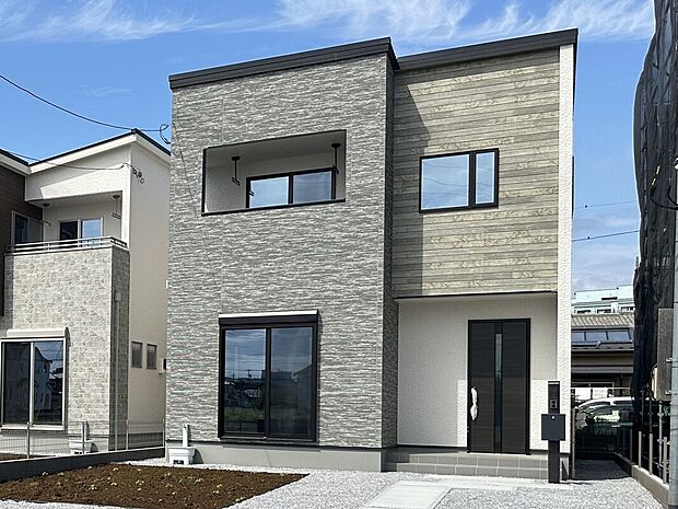 【4号棟　外観写真】
18帖の広々LDKと、ホールから直接入れる洗面脱衣室が特徴！お風呂上りや帰宅時など、リビングを経由せずに水回りに行ける便利な動線が家事の負担を減らします♪