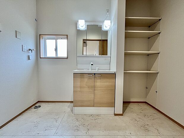 【3号棟　洗面脱衣所】
洗面脱衣所には収納に便利な可動棚付き！タオルや衣類などもラクラク収納♪