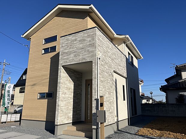 【1号棟 外観イメージパース】
敷地面積:198.35 m2(60.00 坪)
建物面積:103.71 m2(31.30 坪)
※画像は設計図面を基に作成したイメージです