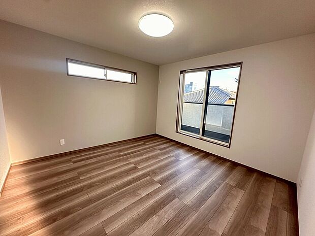 【3号棟　主寝室】
8帖の主寝室は、2つの窓から心地よい光が入ります！大容量のウォークインクローゼットが2箇所もあるため、ご夫婦の衣類や季節ものの寝具まで一気にお部屋をすっきり片付けられます☆